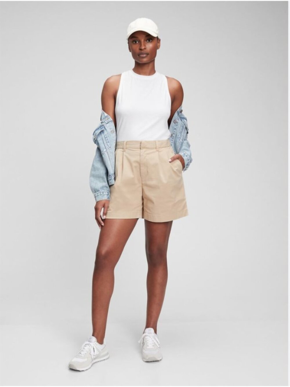 GAP High Rise Pleated Khaki Shorts - Size 00